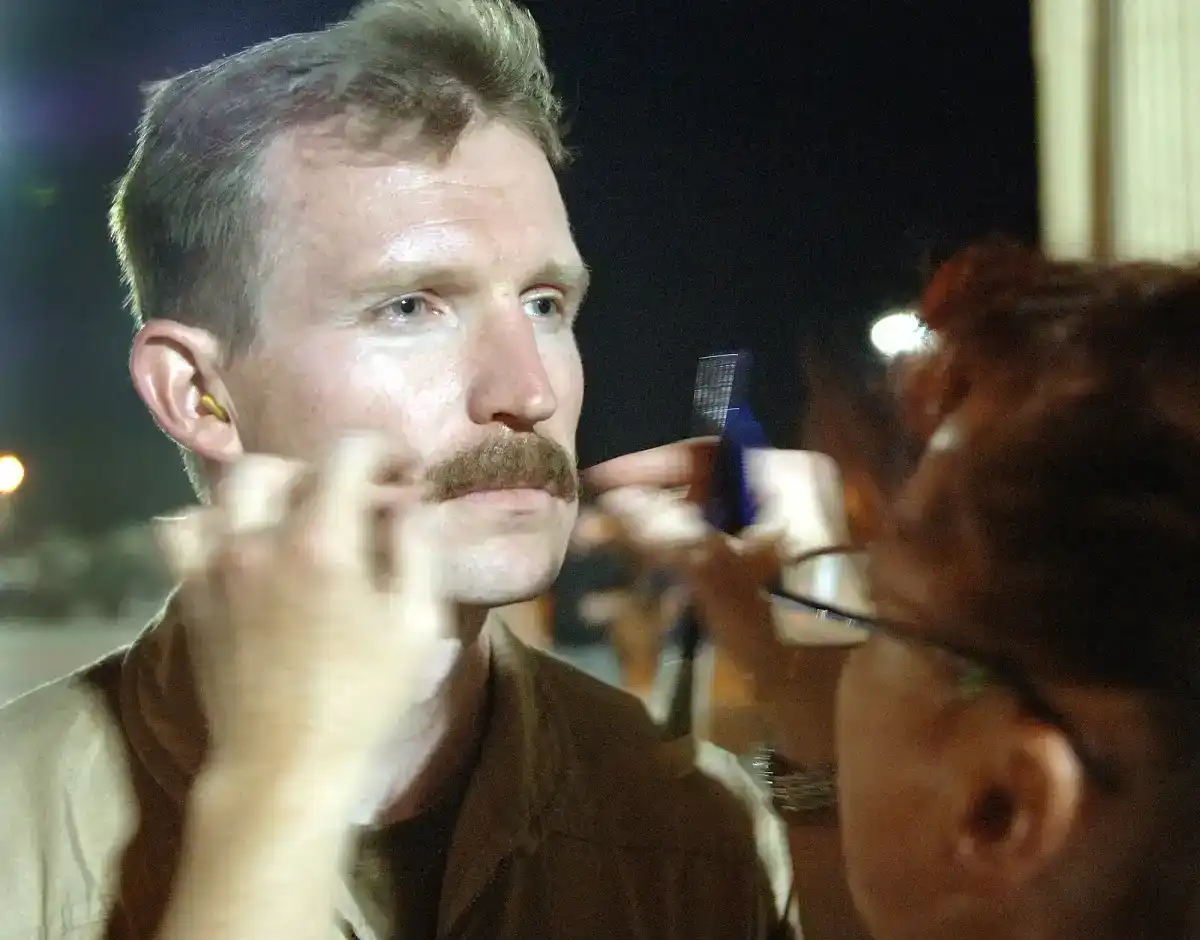 Make-up am Set während Dreharbeiten — Wikimedia Commons