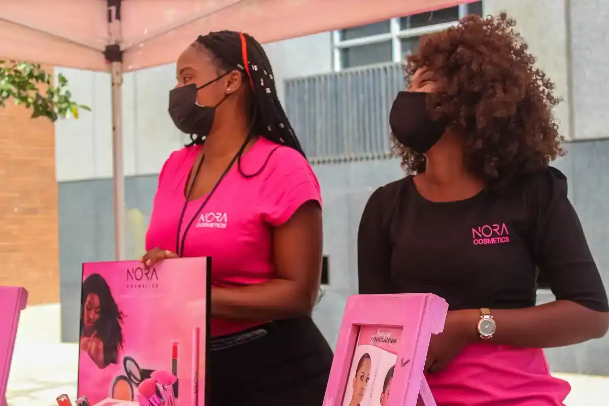 Make-up Artists mit Produkten — Wiki Loves Africa / Wikimedia Commons